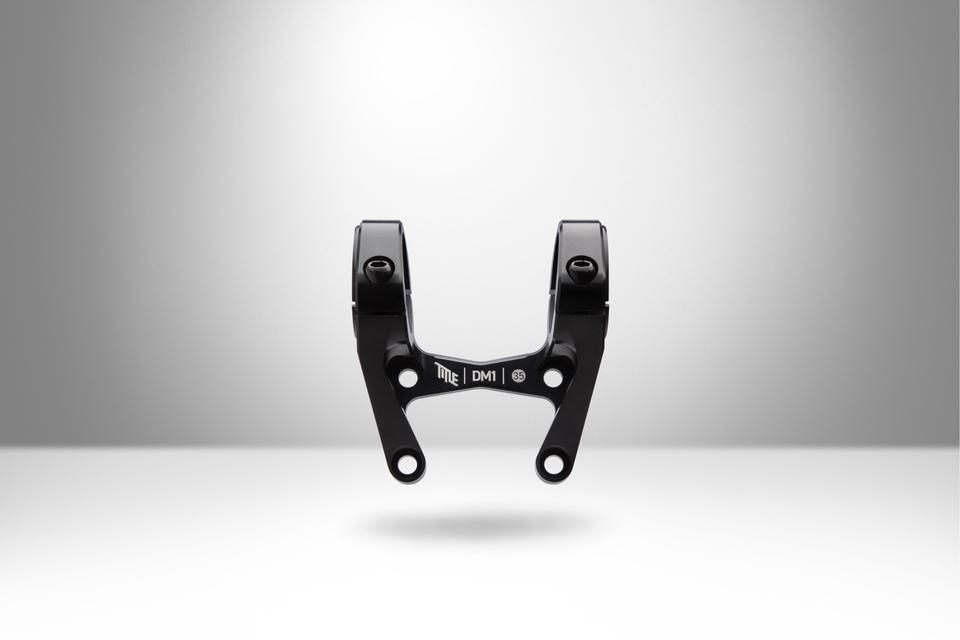Вынос Title MTB DM1 - купить | Lama Bike Parts- Вынос стандарта direct mount от Title MTB. Протестирован EFBE. Сдал TRI-TEST® GR. Сертифицирован для фрирайда и даунхила. Изготовлен из цельного алюминия 7075 T73. Гладкая матовая черная поверхность. Ультра широкий зажим Характеристики: Диаметр зажима 35 мм Длина 46 мм Подъем 20 мм Ширина 85 мм Вес 150 гр (172 гр, включая все 8 болтов) Болты из