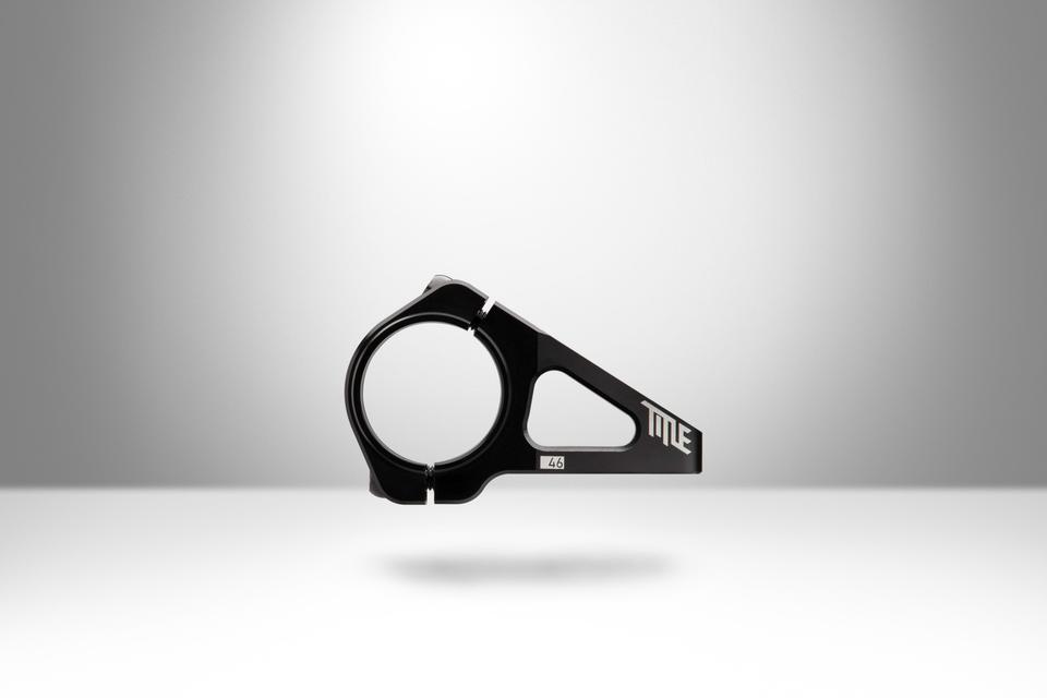 Вынос Title MTB DM1 - купить | Lama Bike Parts- Вынос стандарта direct mount от Title MTB. Протестирован EFBE. Сдал TRI-TEST® GR. Сертифицирован для фрирайда и даунхила. Изготовлен из цельного алюминия 7075 T73. Гладкая матовая черная поверхность. Ультра широкий зажим Характеристики: Диаметр зажима 35 мм Длина 46 мм Подъем 20 мм Ширина 85 мм Вес 150 гр (172 гр, включая все 8 болтов) Болты из