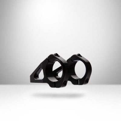 Вынос Title MTB DM1 - купить | Lama Bike Parts- Вынос стандарта direct mount от Title MTB. Протестирован EFBE. Сдал TRI-TEST® GR. Сертифицирован для фрирайда и даунхила. Изготовлен из цельного алюминия 7075 T73. Гладкая матовая черная поверхность. Ультра широкий зажим Характеристики: Диаметр зажима 35 мм Длина 46 мм Подъем 20 мм Ширина 85 мм Вес 150 гр (172 гр, включая все 8 болтов) Болты из