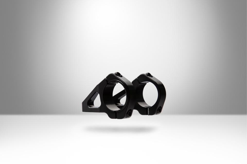 Вынос Title MTB DM1 - купить | Lama Bike Parts- Вынос стандарта direct mount от Title MTB. Протестирован EFBE. Сдал TRI-TEST® GR. Сертифицирован для фрирайда и даунхила. Изготовлен из цельного алюминия 7075 T73. Гладкая матовая черная поверхность. Ультра широкий зажим Характеристики: Диаметр зажима 35 мм Длина 46 мм Подъем 20 мм Ширина 85 мм Вес 150 гр (172 гр, включая все 8 болтов) Болты из